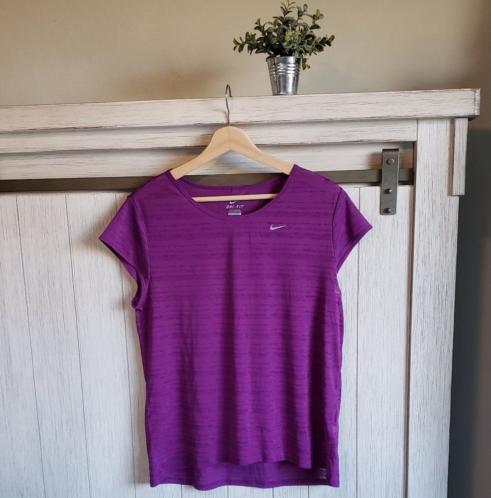 EUC NIKE DRI FIT SHORT SLEEVE